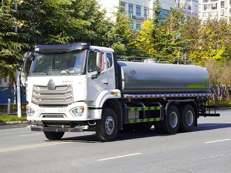 重汽豪沃后八轮洒水车